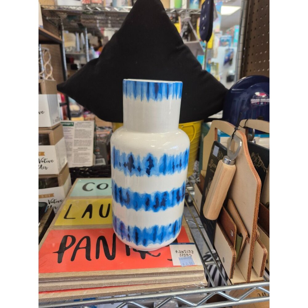 Blue & White Decorative Earthenware Vase For Home & Office Use
